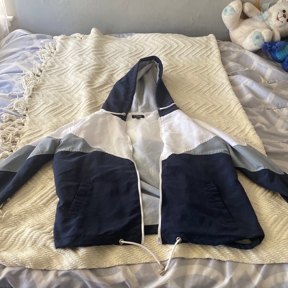 Only wore once. This windbreaker is from boohoo it’s in good condition.